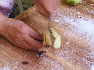 （圖）切姜磨汁加入