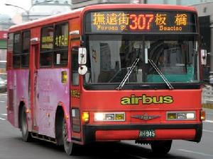 （圖）行經台北車站的大有巴士