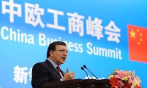 歐盟委員會主席巴羅佐在峰會上演講