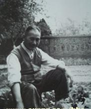 韓衛民將軍在庭院菜地1973