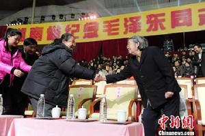 毛澤東女兒李訥(左)、李敏互相握手。