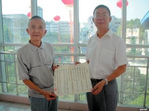 林忠校長代表學校接受朱襲文老校友捐贈