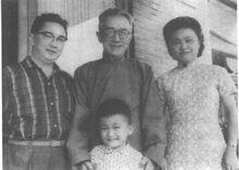 胡適與長子兒媳及孫子的合照