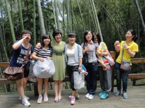 孫方良和西南大學研究生一起在重慶金刀峽、縉雲山進行生態體驗之旅