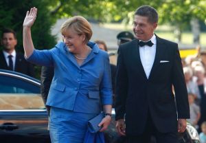 陪同女總理出訪的“第一先生”