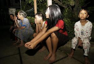月7日，在印度尼西亞北蘇門答臘省的棉蘭，當地居民在地震後跑出屋外。據印尼氣象、氣候和地球物理機構發布的信息，印尼西部亞齊特別行政區附近7日清晨發生芮氏7.2級地震，目前還沒有人員傷亡和重大財產損失的報告。