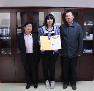 代佳夢展示獎牌與證書