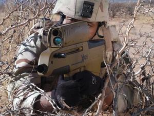 美軍士兵試射XM-25榴彈發射器