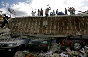 在突如其來強震過後，海地首都太子港變得一片狼藉。