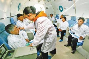 煤氣中毒患者高壓氧艙接受純氧治療。