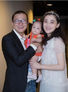 梅婷、曾劍和他們的女兒