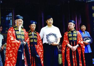 馬浚桐老師在青銅鏡開光現場與恩師合影