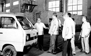 1984年，製造出第一輛微型汽車 