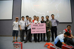 2013年為四川雅安災區捐款（天災無情，藝術有愛）活動合影留念