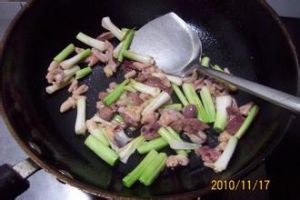 大蒜苗清炒雞雜 大蒜苗清炒雞雜