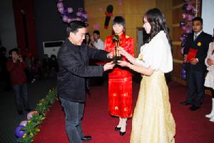 仙桃職業學院黨委宣傳部部長蔡中華為獲勝選手頒獎