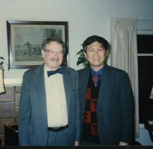 中國學者倪世雄教授早年同華爾茲的合影