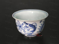 明萬曆景德鎮青花魚藻紋酒杯