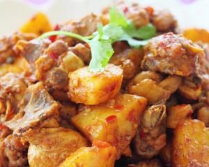 土豆炒雞 土豆炒雞