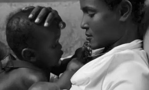 她出生在索馬里 童年時先後被強姦、遭閹割、嫁60老漢 最後卻驚艷全世界 她出生在索馬里 童年時先後被強姦、遭閹割、嫁60老漢 最後卻驚艷全世界