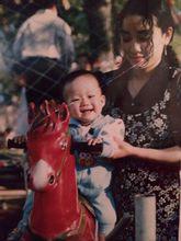 PG One小時候與母親合照