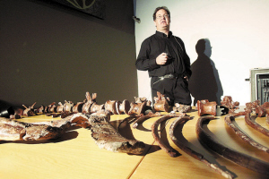 研究人員展示“地球之爪”化石