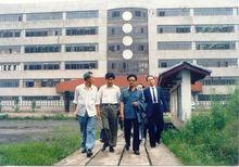 肖秧（左三）視察重慶工商大學（1989）