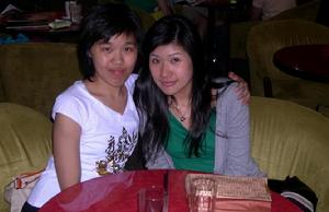 傅其慧（右一）