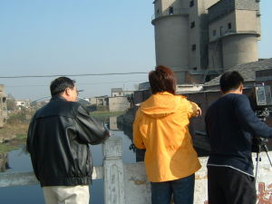 全國人大環姿委與中央電視台和吳立紅在一線現場