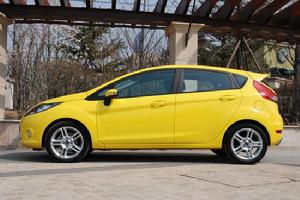 嘉年華兩廂側面