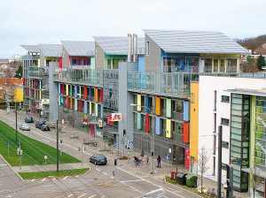瓦邦社區公共建築屋頂上的太陽能電池板