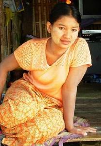 塗著黃香楝粉的少女