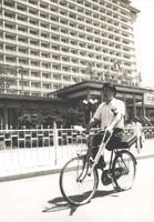 騎腳踏車在北京長安街