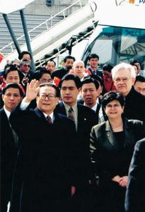 1999年3月25日瑞士聯邦主席德賴富斯女士等到日內瓦機場迎接江澤民一行。