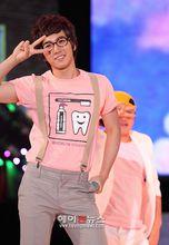 金鐘旭在舞台表演