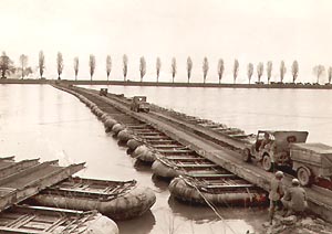 （圖）1945年，幾輛吉普車通過萊茵河浮橋
