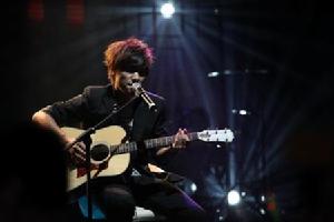 穀子深情演唱催人淚下