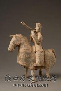 北魏彩繪騎馬吹號角俑 北魏彩繪騎馬吹號角俑