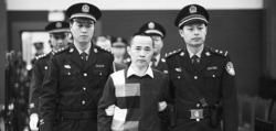 劉維(前中)等7名被告人被法警帶到法庭受審