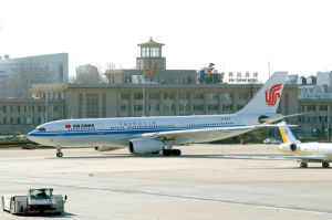 國航派出赴開羅撤僑的空客A330客機準備出發。