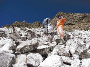 為拯救安第斯山脈的冰川，戈爾德（右）要把安第斯主要山峰塗成白色