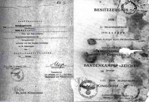 左邊是銅質海軍岸防部隊獲授證明檔案，1944年08月21日授給Heins   Bisoheff；右邊是銅質秘密警察SD獲授證明檔案，1944年09月20日授給Otto   Anders，A4尺寸(210mm&times;298mm）。