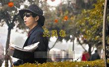 夏海波在成都賣報