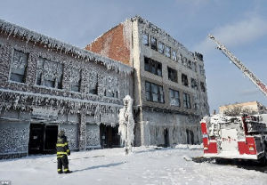實拍美國各地暴雪極寒 房子變冰屋噴泉結冰