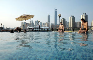 遊客在上海外灘“沙灘泳池”游泳避暑