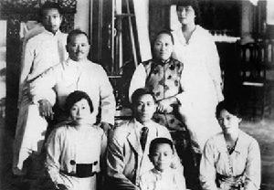 宋氏家族（末排右一為宋美齡）