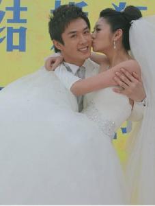 2010年 11月1日，安以軒身披白紗，與“新郎”李承鉉緩緩走進禮堂，當然，這並不是真的婚禮，這是在拍電影《結婚狂想曲》。
