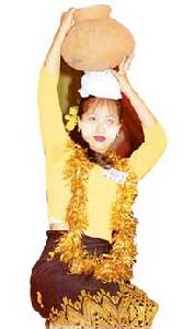 抹了黃香楝粉的緬甸少女