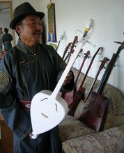 圖2 托布秀爾樂器製作人展示其作品