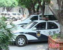 殯儀館告別大廳樓下停滿警車